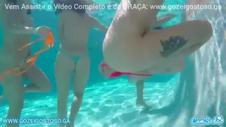 Bir havuz partisinde dört kız sadece putaria