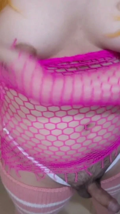Sevimli Shemale Şişkin Meme Uçlarını Sağarak ve Sert Meme Tokatlayarak Kocaman Dildo ile | Klip 1