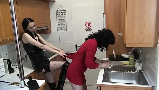 Dev Gotik Hanım Küçük Kızını Temizlik İçin Büyütüyor!