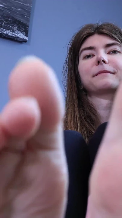 Ayak fetişi uzun ayak parmaklarında uzun tırnaklarla azdırıyor