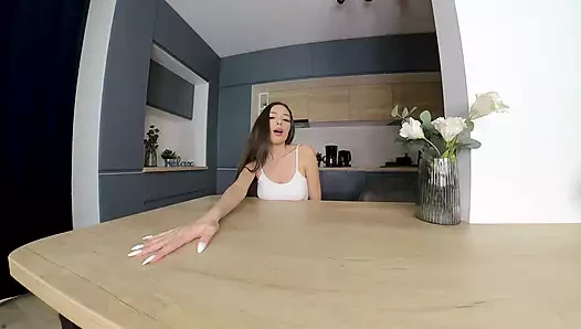 Bella Young - amımı mutfak masasına dolduruyor