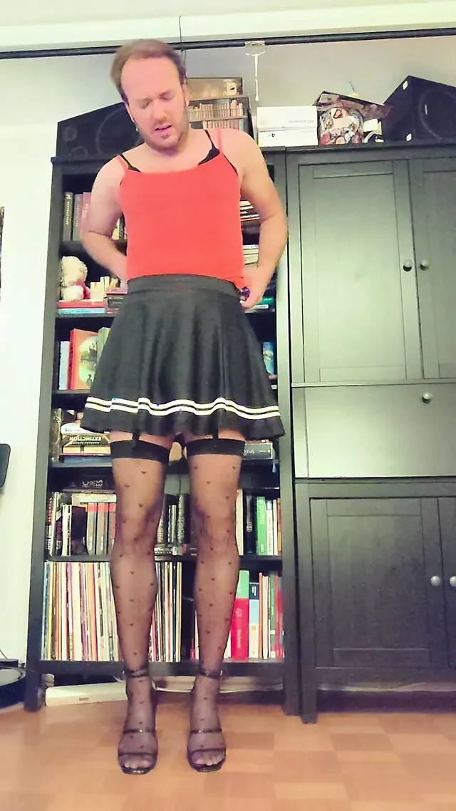 Chastity sissy aşağılama - tavana bağlı anal kanca