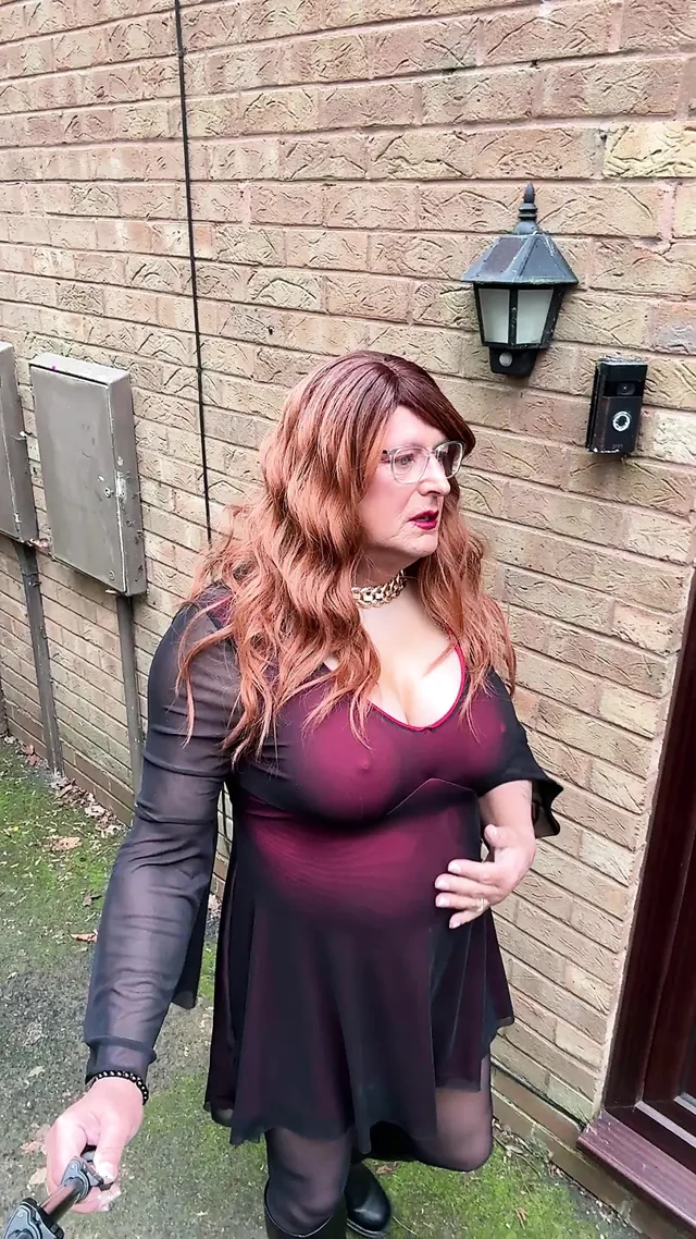 Seksi siyah külotlu çoraplı ve çizmeli seksi travesti kellycd2022 öğleden sonra sürüşüne çıkmadan hemen önce
