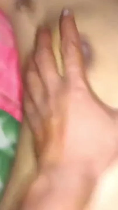 Знаковый момент из "Индийская горячая замужняя пара наслаждается ночным секс-видео"