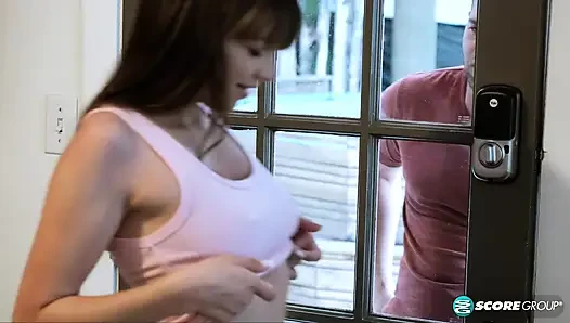 Büyük memeli genç kız Honey Hayes bulanık bal saksosu tarafından karıştırılıyor