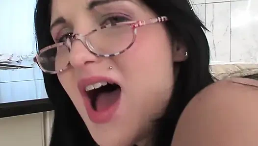 Kirli gözlük sahnesi-4 seksi esmer Sandra Black gözlüğünde döl seviyor