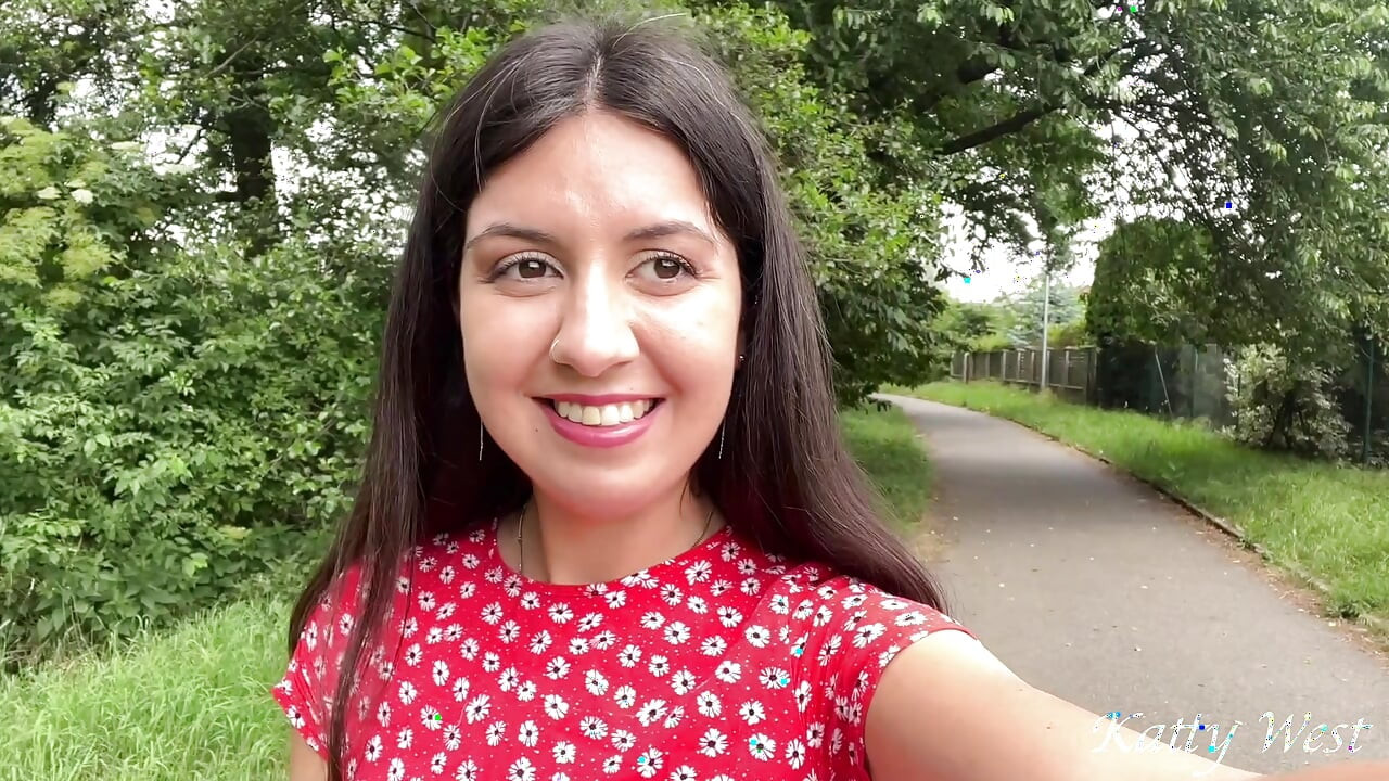 Külotsuz halka açık bir parkta yürümek ve kimse izlemiyorken işemek