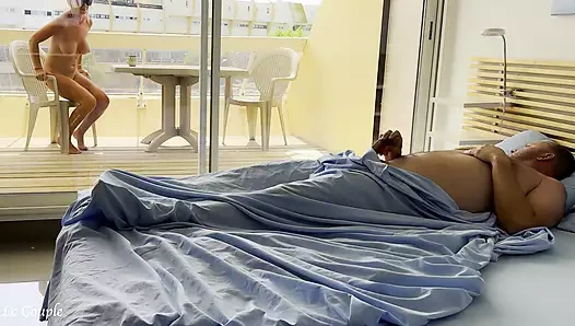 Çıplak evli kadın kocası sabah uyandığında sokakta çıplakları izliyor