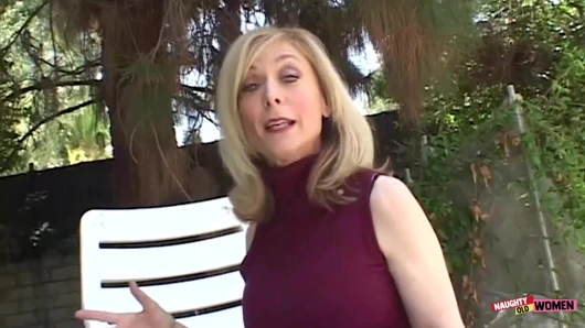 Sarışın orta yaşlı seksi kadının hayatı baştan çıkarmanın ve açık havada seksin gücünün bir antlaşması