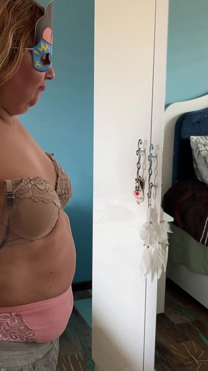 Zara Charm - yumuşak ışıkta yatak odası striptiz