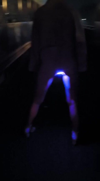 The Nigdy Sokakta Yürürken Flaşlı Popo Plug ile