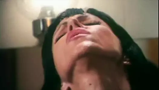 Valentine Demy ateşli kırmızı iç çamaşırı ve onu boşaltmak için güzel sert bir yarak