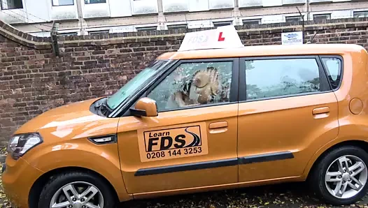 Sahte sürüş okulu büyük memeler İspanyolca öğrenci emmeyi seviyor