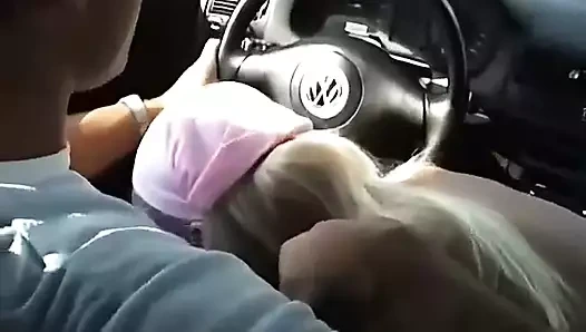 Nikky Blond ile arabada açık havada seks