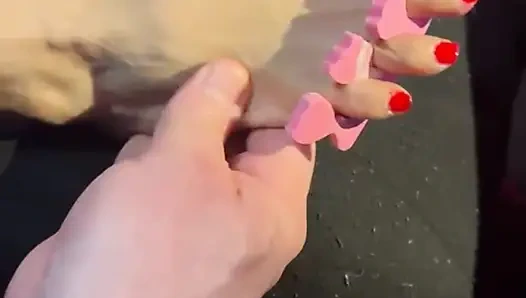 4.5 beden ayaklarını boyatıyor