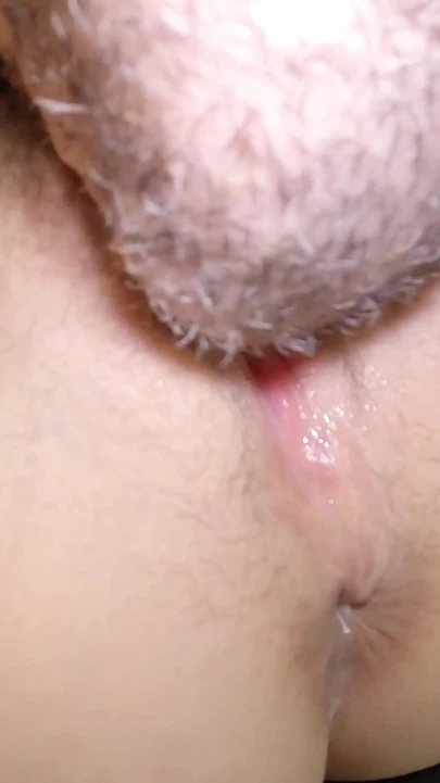 Эпический момент из "Удивительная сквиртующая небритая киска в экстремальном поедании крупным планом"