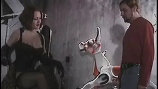 Son sahnedeki kızıl saçlı yeni şeyler öğrendi ve şimdi bunları bir erkek üzerinde denemek istiyor.