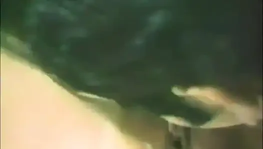 Bir kadın tesisatçı lavabodan daha fazlasını açıyor