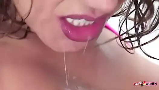 Leopar baskılı bikinili büyük memeli orta yaşlı seksi kadın boğazını kalın edepsiz yaraklarla doldurmayı seviyor