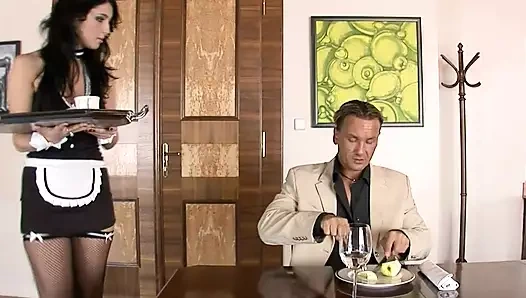 Esmer hizmetçi çok sert sikiliyor