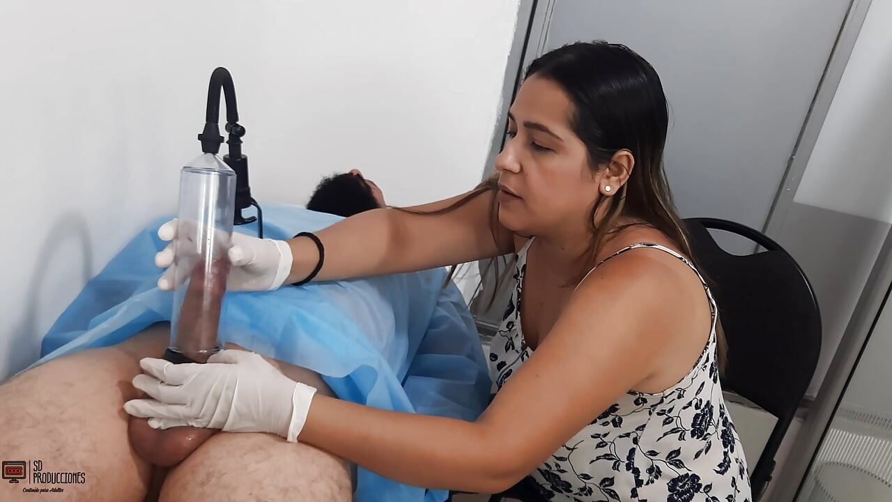 Azgın doktor ereksiyon halindeki yarağımı gözlemlemek istiyor - İspanyolca porno