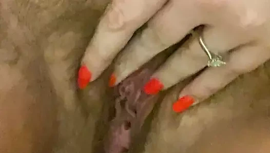 Şişman sürtük işiyor ve onun ağzı açık gevşek delik sıçraması