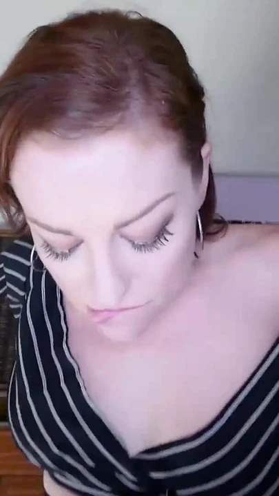 Падающий по челюсти момент из "Хорошая милфа с большими сиськами подпрыгивает на толстом молодом хуе"