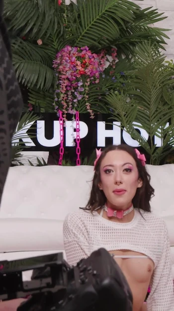 Знаковый момент из "Миниатюрная шлюшка мудрая охотник зацепляется с Bryan Gozzling!"