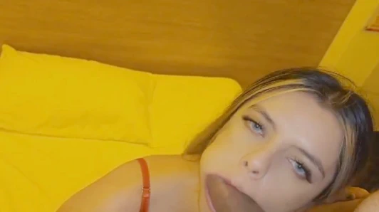 Yeni iş arkadaşımla kostümlü kıyafetler hakkında konuşurken — ve şakayla bir motele gidelim mi diye sordum - ve o sadece evet dedi!