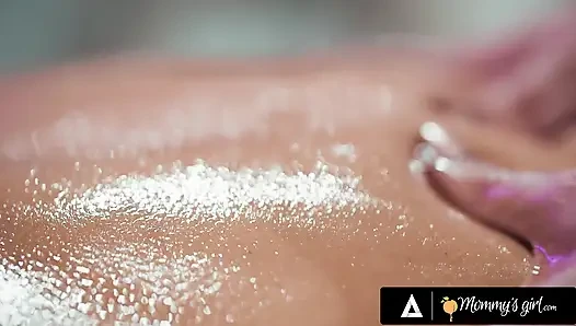 Annenin kızı - masöz Alex Coal şehvetli bir masaj seansı sırasında evli orta yaşlı seksi kadın Sophia West'i baştan çıkarıyor!