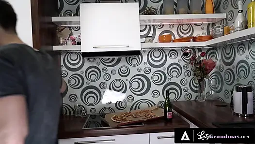 Şehvetli nineler - azgın nine Belinda Bee gürültülü komşusu tarafından baştan çıkarılıyor ve sert sikiliyor