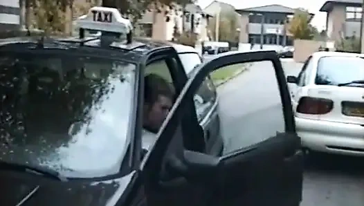 Sarışın bir kız iki yabancı ve taksi şoförü tarafından sikiliyor