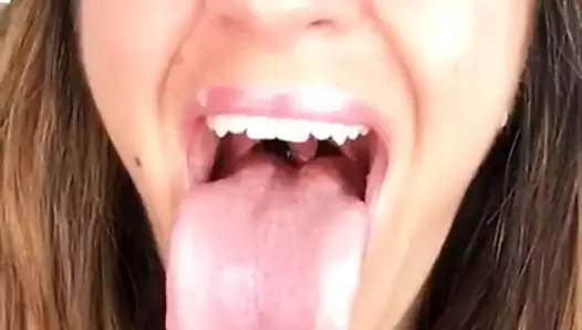 Perrita de garganta deliciosa