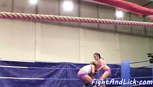 Muhteşem euro güreş smalltits lezbiyen