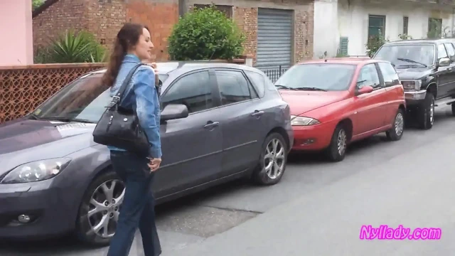 Çıplak ayakla siyah pompalarla sürüş ve devirme