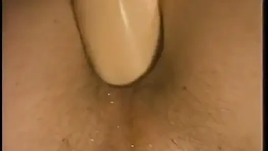 Sarışın adam esmer Vixen takma yarakla sikişmeden önce başka bir adamın yarağını emiyor