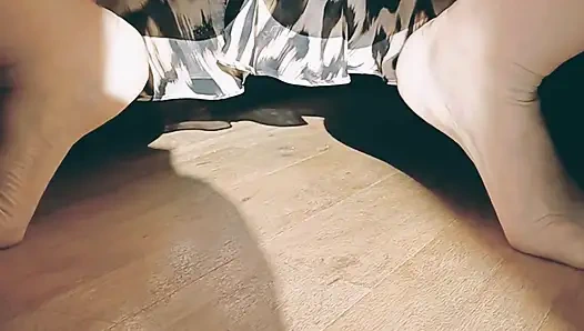 Azgın olgun çömeliyor, genişleyen amını açıyor ve parmaklıyor