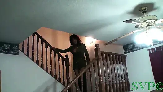 Oyuncaklarla oyun zamanı üvey anne ve üvey kız arasında ateşli sikiş sahnesine dönüşüyor