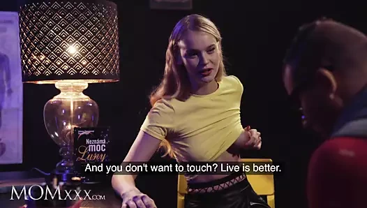 Momxxx ariela donovan ve zambak sevinç Üç yollu üzerinde the masa