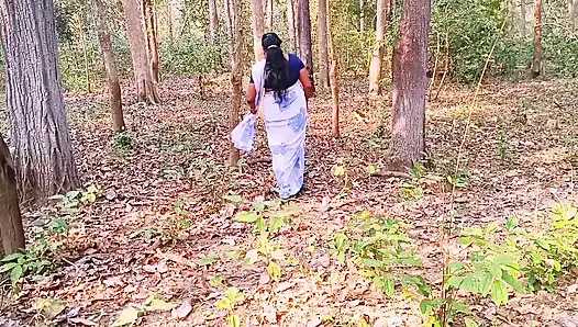 Desi Outdoor-Dschungelfick. Stiefmutter und stiefsohn hardcore-ficken im wald. Telugu dirtytalk.