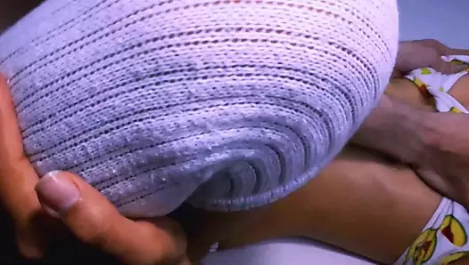 Dairede, her ikisi de birbirlerine istekli olduklarını gösteren bir yoğunlukla baktıklarında gerginlik hissedilebilirdi