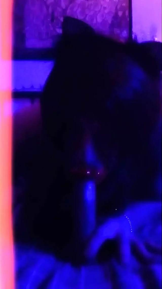 Девушка трахает в глотку огромный дилдо