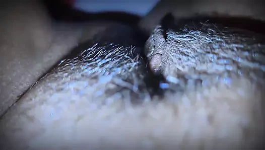 Seksi baldızım açık vücudu, göğüsleri ve amcığıyla oynamama izin veriyor