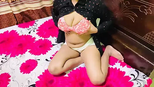 Hintli üniversiteli kız büyük götlü güzel amcıkla mastürbasyon yapıyor