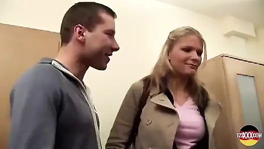 Alman ateşli kız ve sert sikişte büyük bir kemik