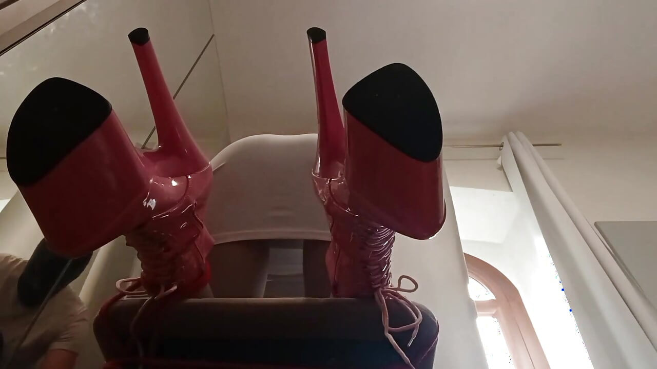 Mükemmel poposlu MILF vaginat görüşüyle sikişmiş