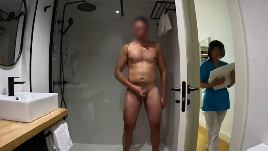 Oda servisi temizlik görevlisi kız gelene ve boşalmamı bitirmeme yardım edene kadar banyoda mastürbasyon yapıyorum