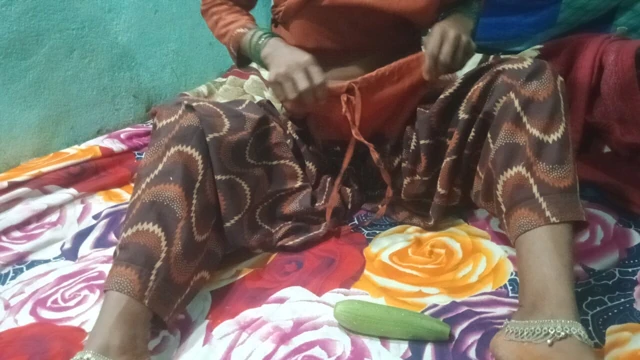 Desi bhabhi Indian video mein dikhaya gaya hai kya chut ko Hara Dal raha hai apni juton mein bhabhi ko chut fat Gaya aur kahane laga chut h