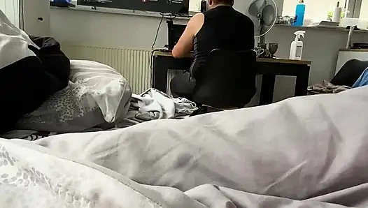 Oda arkadaşım arkamdan mastürbasyon yapıyor!! Orgazmdan sonra zonklayan bir amcığı var