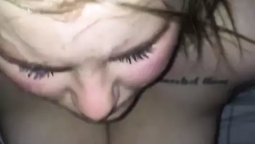 İri güzel kadının yüzüne boşalıyor
